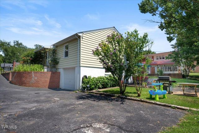 222 Northeast Stonewall Heights, Abingdon, VA 24210