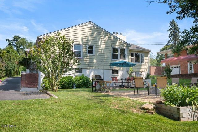 222 Northeast Stonewall Heights, Abingdon, VA 24210