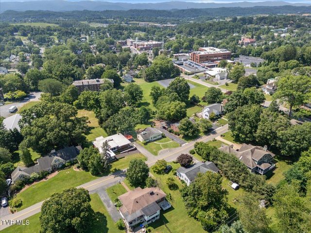 222 Northeast Stonewall Heights, Abingdon, VA 24210