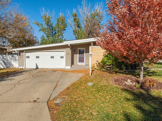 15 Fairway, Minot, ND 58701