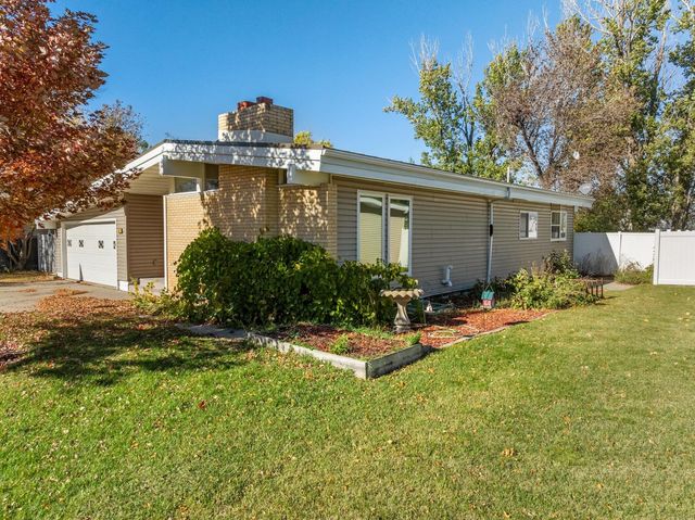 15 Fairway, Minot, ND 58701