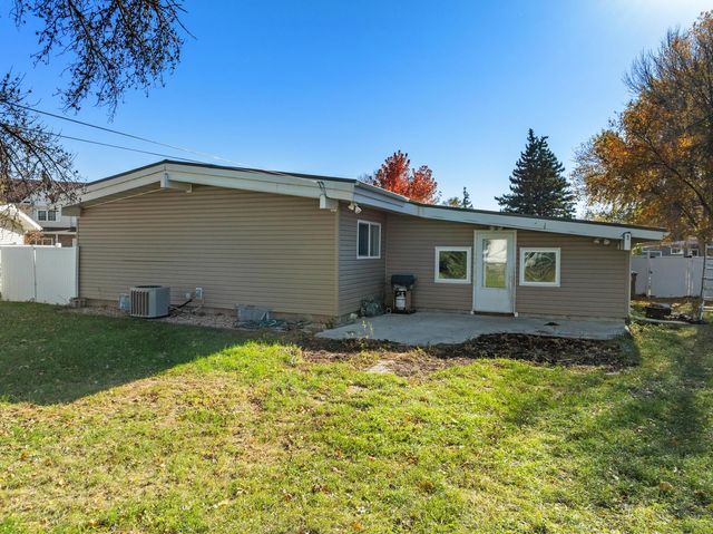 15 Fairway, Minot, ND 58701