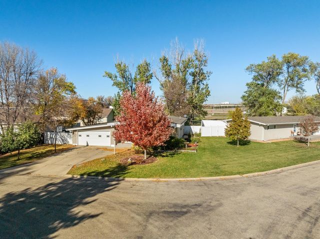 15 Fairway, Minot, ND 58701