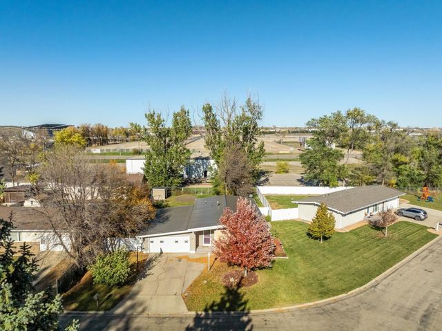 15 Fairway, Minot, ND 58701