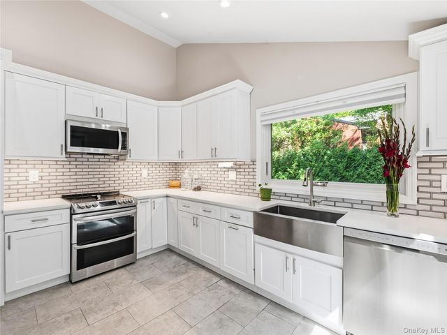 6 Daniel Drive, Glen Cove, NY 11542