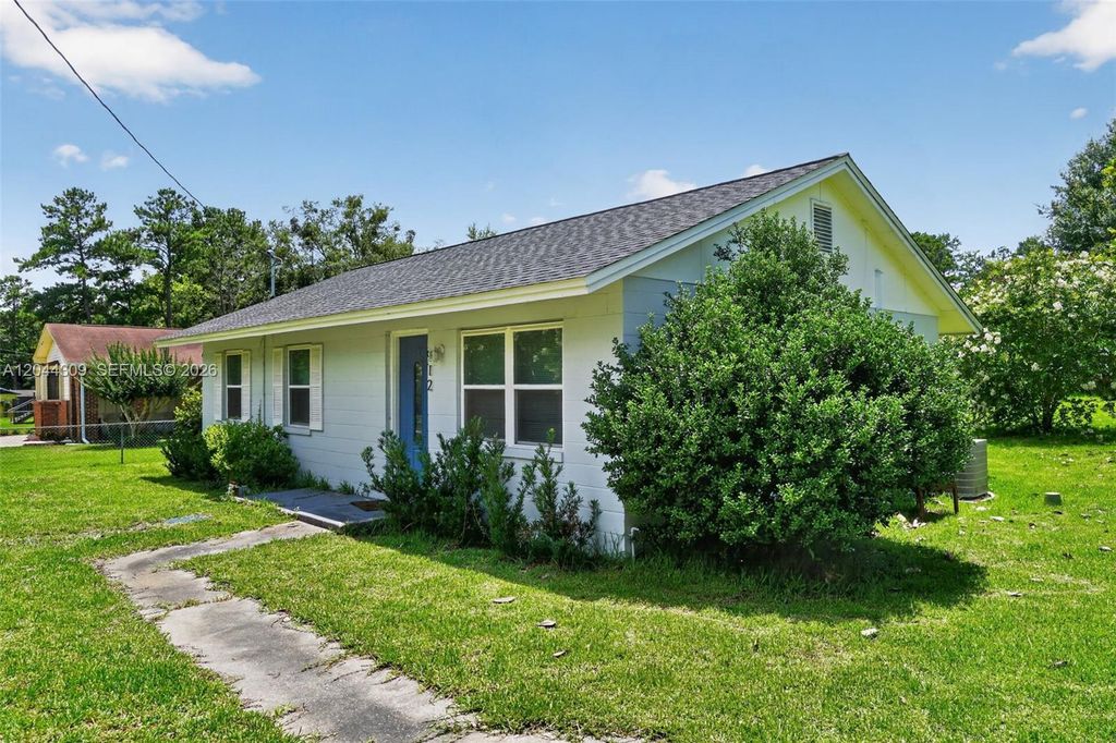 Image 14 of property listing at 912 SW 3rd St, Other City - In The State Of Florida, FL 32333