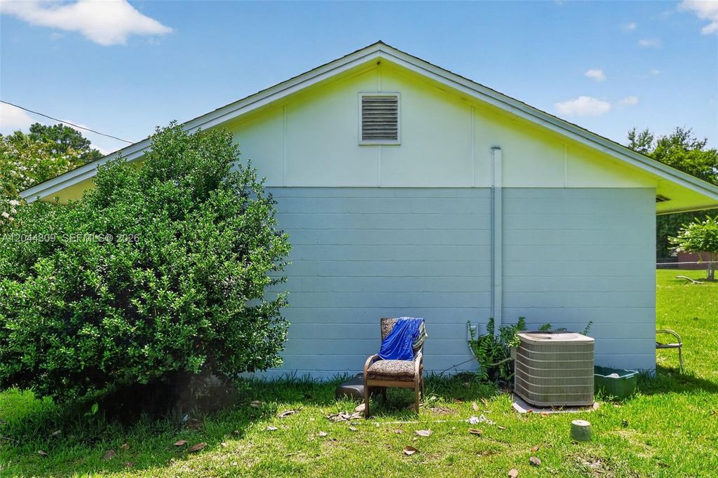 Image 4 of property listing at 912 SW 3rd St, Other City - In The State Of Florida, FL 32333