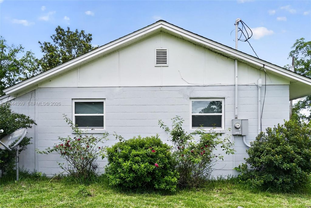 Image 5 of property listing at 912 SW 3rd St, Other City - In The State Of Florida, FL 32333