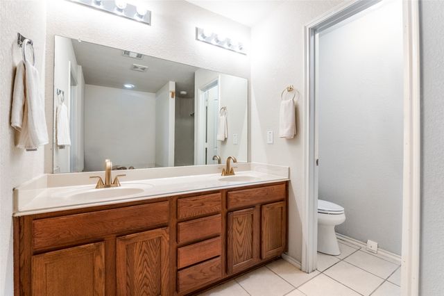 838 Smokey Oak Street, Lancaster, TX 75146
