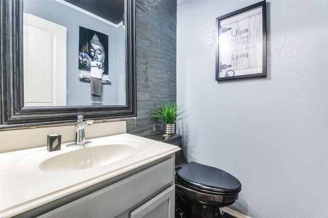 838 Smokey Oak Street, Lancaster, TX 75146