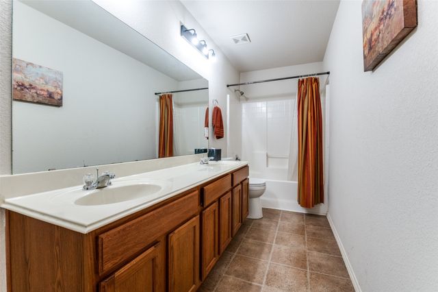 838 Smokey Oak Street, Lancaster, TX 75146