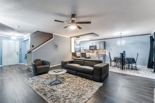 838 Smokey Oak Street, Lancaster, TX 75146