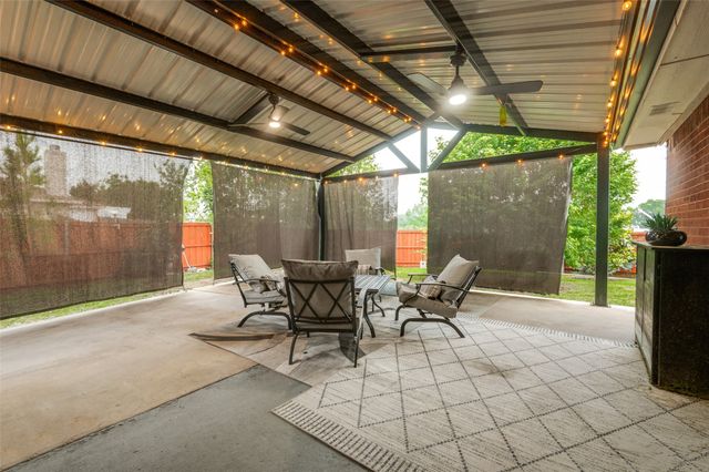 838 Smokey Oak Street, Lancaster, TX 75146