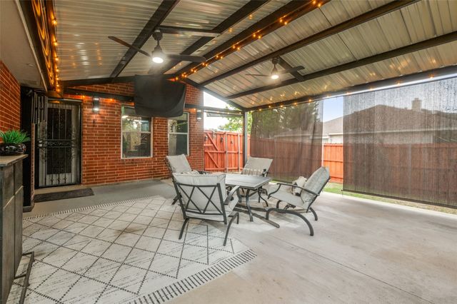 838 Smokey Oak Street, Lancaster, TX 75146
