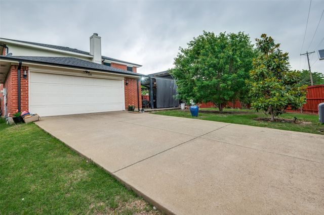 838 Smokey Oak Street, Lancaster, TX 75146