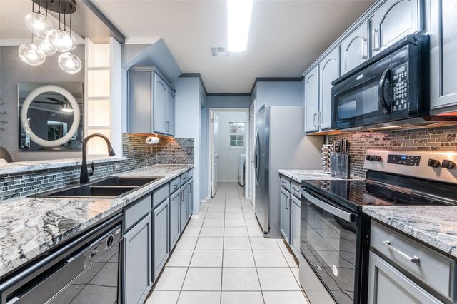 838 Smokey Oak Street, Lancaster, TX 75146