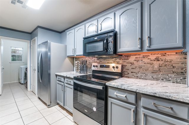 838 Smokey Oak Street, Lancaster, TX 75146