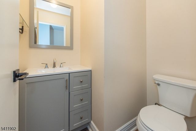 56 Woods Edge Dr, Roxbury Twp., NJ 07876