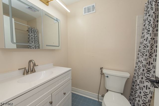 56 Woods Edge Dr, Roxbury Twp., NJ 07876