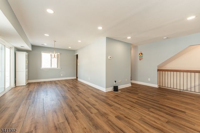 56 Woods Edge Dr, Roxbury Twp., NJ 07876