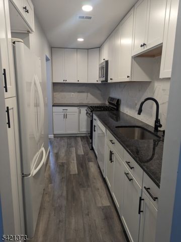 17 Heritage Ln, Hamburg Boro, NJ 07419