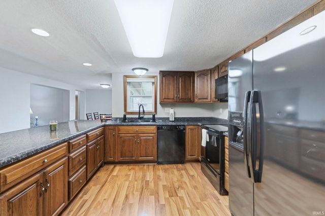 22205 Maple Lane, Woodburn, IN 46797