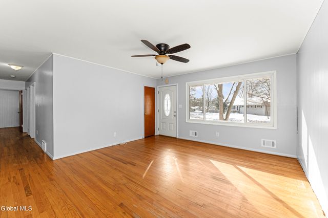 7 Bridle Path, Colonie, NY 12205