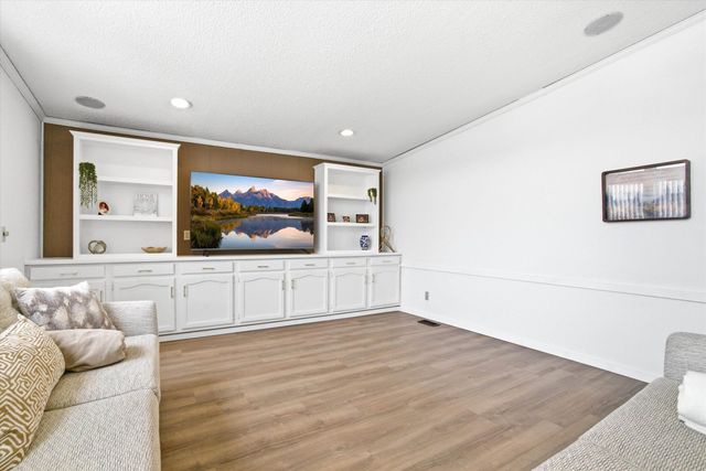 1 Longwood Lane, Merrimack, NH 03054