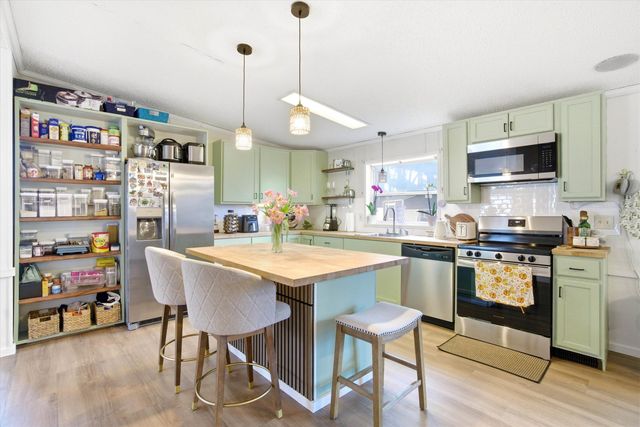 1 Longwood Lane, Merrimack, NH 03054