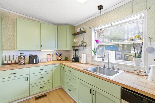 1 Longwood Lane, Merrimack, NH 03054