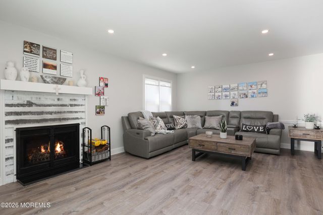 99 Oak Glen Road, Toms River, NJ 08753