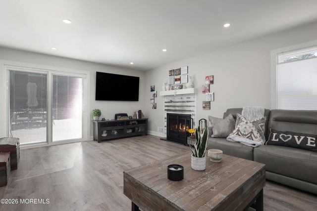 99 Oak Glen Road, Toms River, NJ 08753