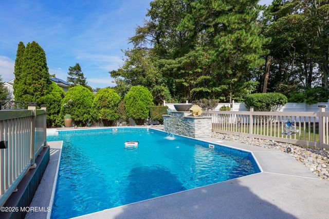 99 Oak Glen Road, Toms River, NJ 08753