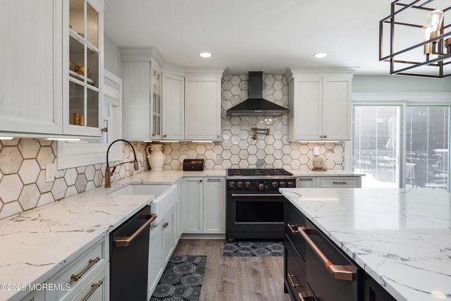 99 Oak Glen Road, Toms River, NJ 08753