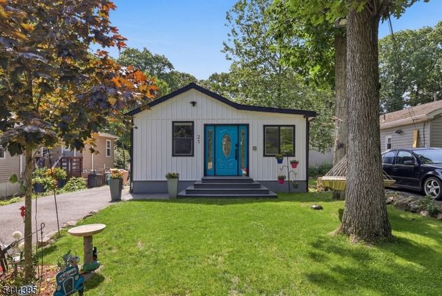 21 Bucknell Way, Hopatcong Boro, NJ 07843