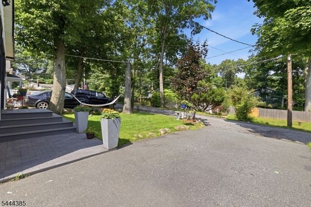 21 Bucknell Way, Hopatcong Boro, NJ 07843