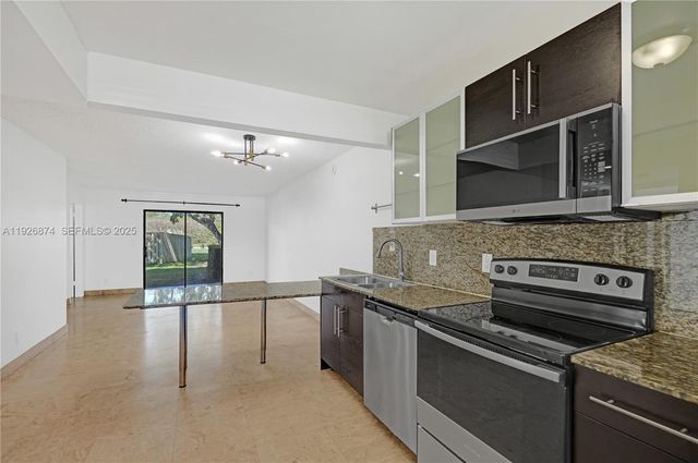 15801 W Waterside Cir 101, Sunrise, FL 33326