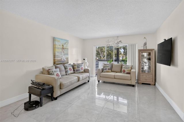 8941 S Hollybrook Boulevard 202, Pembroke Pines, FL 33025