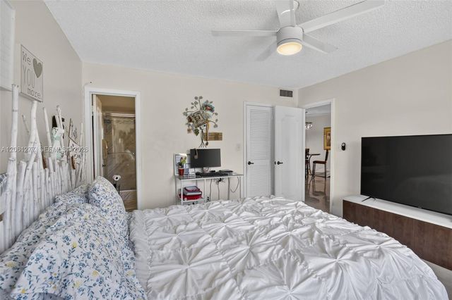 8941 S Hollybrook Boulevard 202, Pembroke Pines, FL 33025