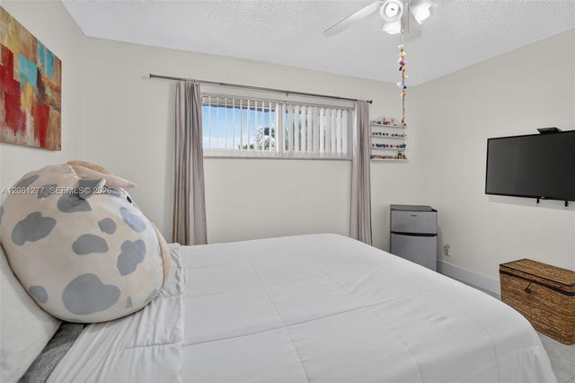 8941 S Hollybrook Boulevard 202, Pembroke Pines, FL 33025
