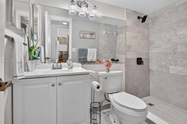 8941 S Hollybrook Boulevard 202, Pembroke Pines, FL 33025