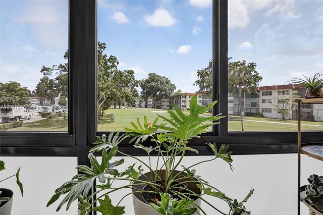 8941 S Hollybrook Boulevard 202, Pembroke Pines, FL 33025