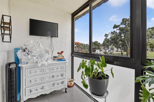 8941 S Hollybrook Boulevard 202, Pembroke Pines, FL 33025