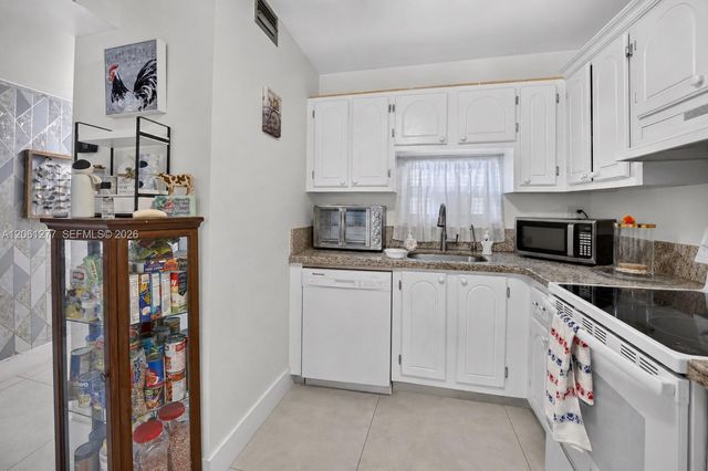 8941 S Hollybrook Boulevard 202, Pembroke Pines, FL 33025