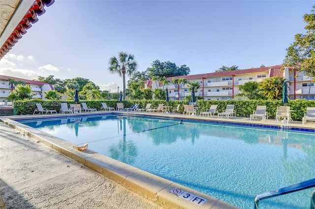 8941 S Hollybrook Boulevard 202, Pembroke Pines, FL 33025