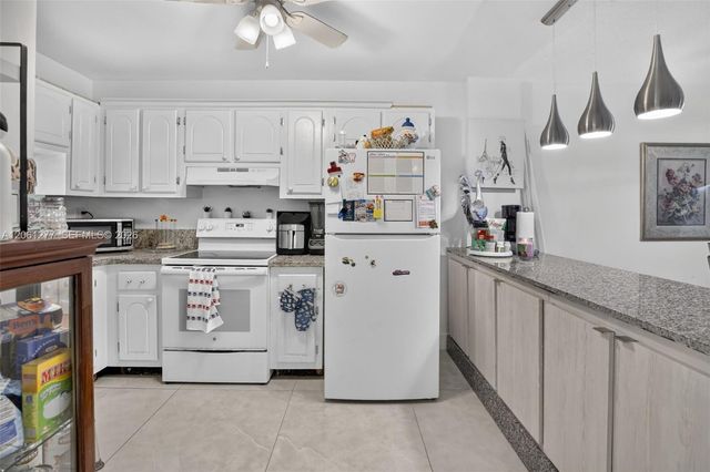 8941 S Hollybrook Boulevard 202, Pembroke Pines, FL 33025