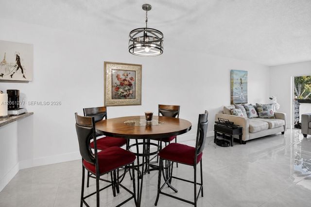 8941 S Hollybrook Boulevard 202, Pembroke Pines, FL 33025