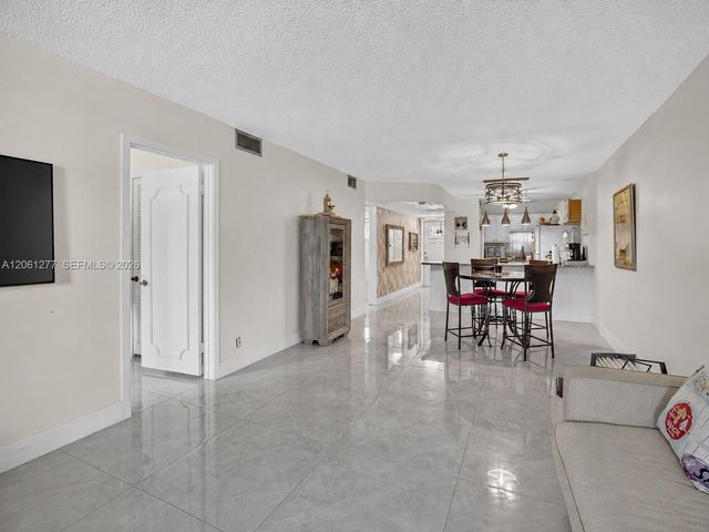 8941 S Hollybrook Boulevard 202, Pembroke Pines, FL 33025