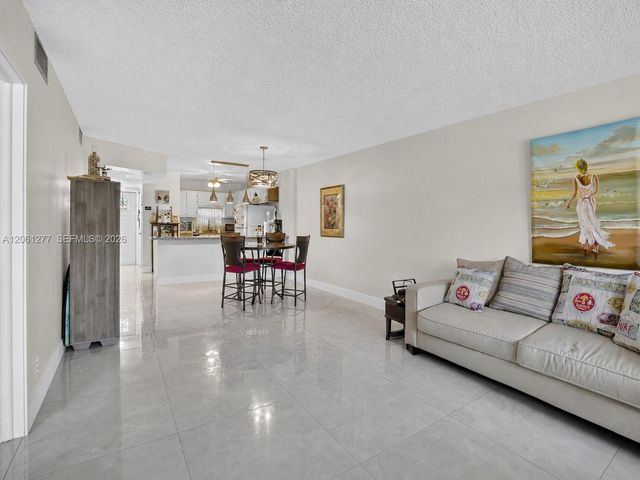 8941 S Hollybrook Boulevard 202, Pembroke Pines, FL 33025