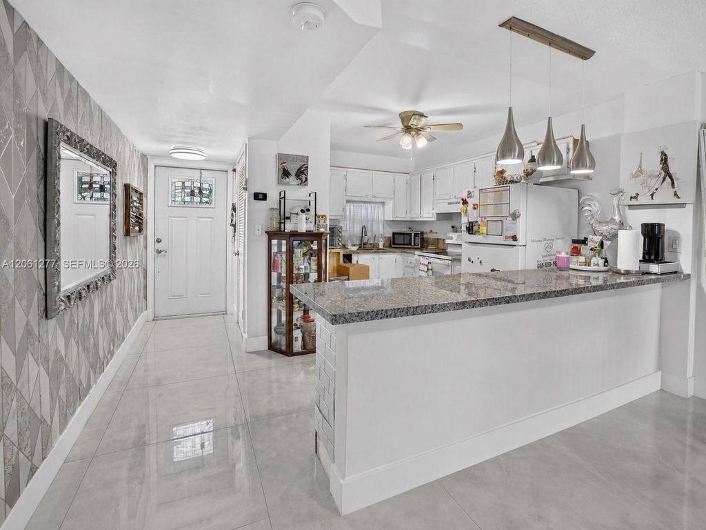 8941 S Hollybrook Boulevard 202, Pembroke Pines, FL 33025